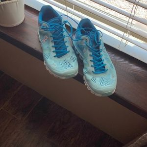 Running tennis shoes 👟